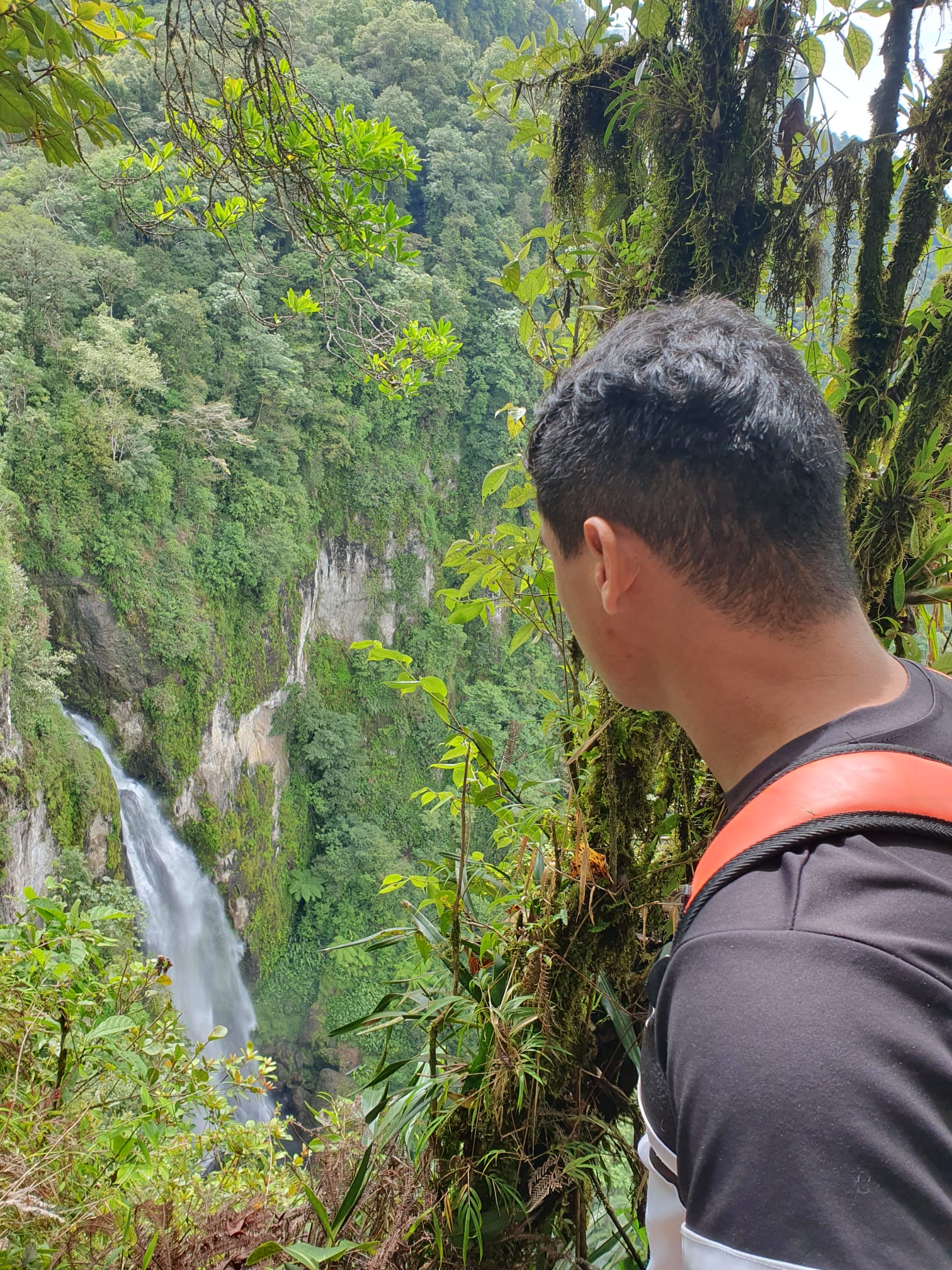 Watching at the Macizo waterfall