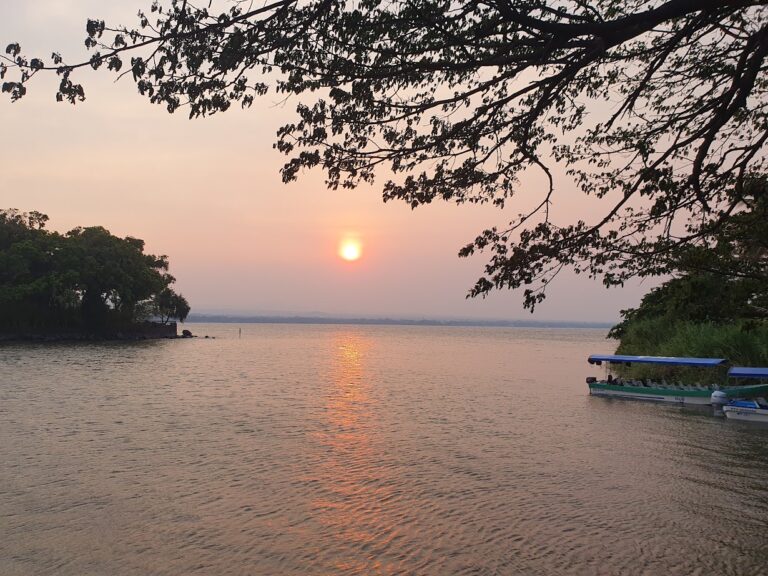 Iseletas de Granada Sunset Boat Tour
