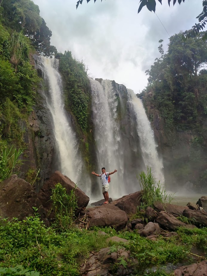 Hike to the bottom of Cascada Blanca