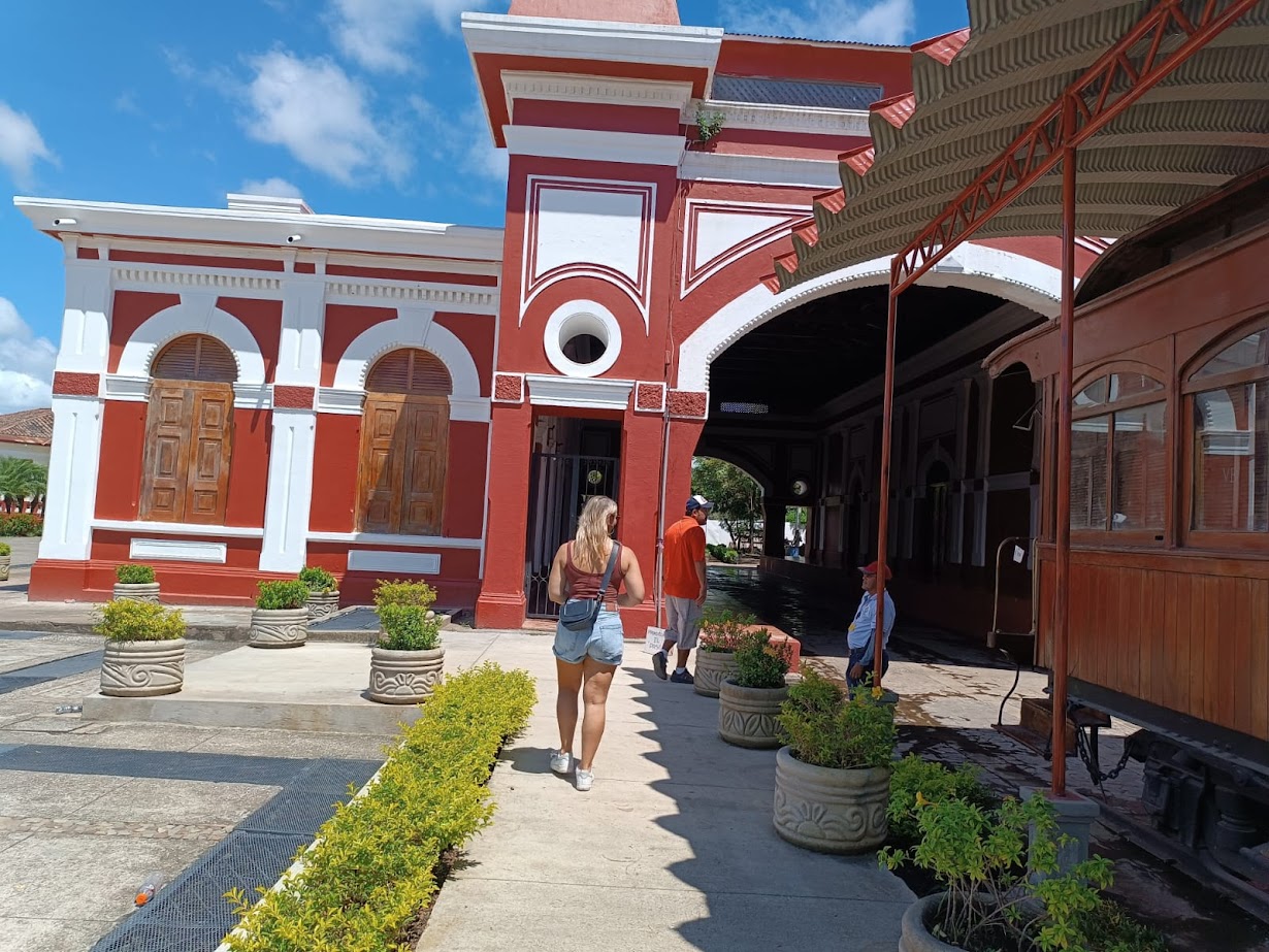 Walking at the old trainstation of Granada