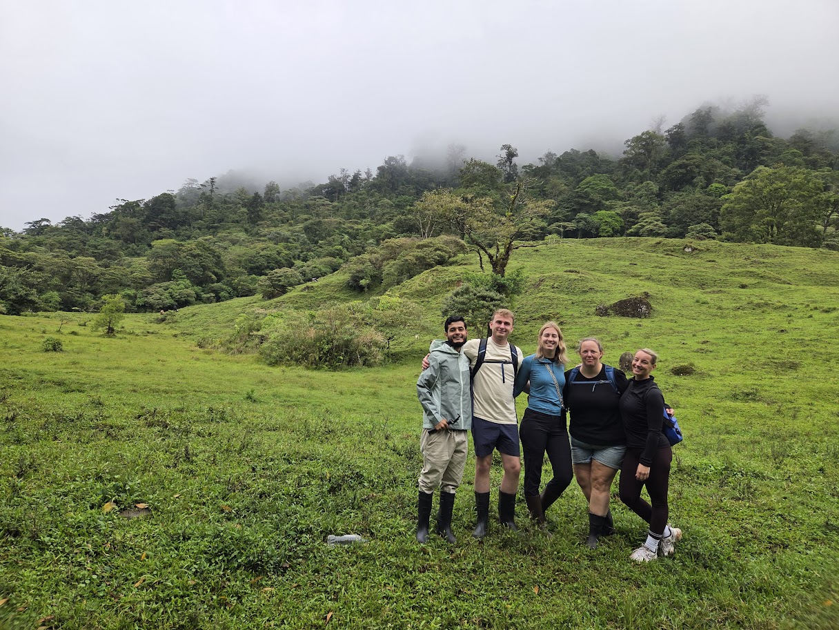 Group before the macizo cloud forest hike